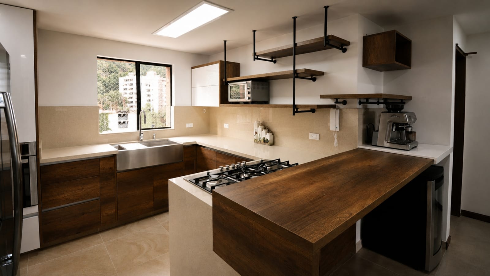 Cocina contemporánea con luz natural cálida, madera y piedra, diseñada por Integra Espacios
